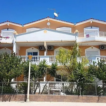 Paul's Garden Apartmán Haraki