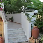 Paul's Garden Appartement Charaki